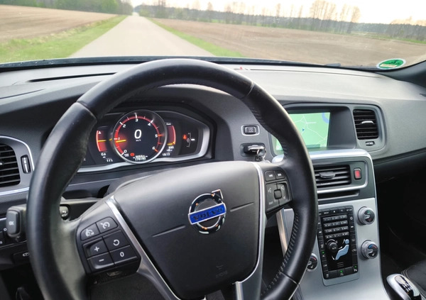 Volvo V60 cena 59900 przebieg: 178160, rok produkcji 2016 z Suraż małe 37